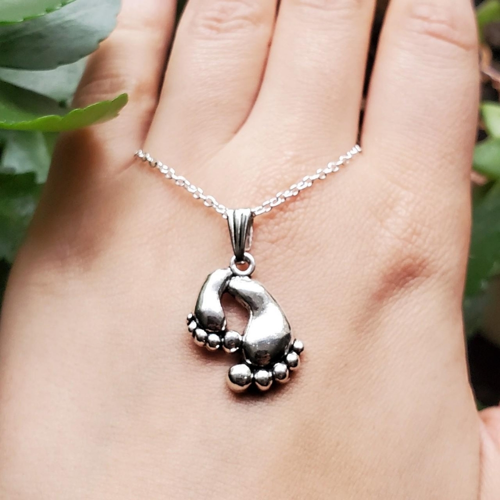 NWOT Little Feet Necklace - Picture 2 of 12